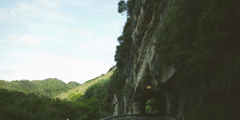 守护工业脊梁：基于声发射监测的钢结构疲劳损伤评估与寿命预测